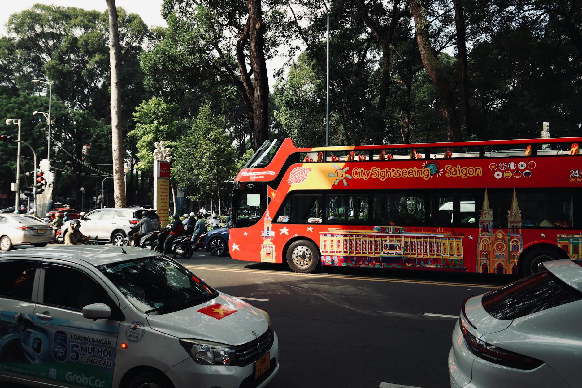 Đi limousine Sài Gòn Đà Nẵng cuối tuần có nhanh hơn không? Trải nghiệm và so sánh thực tế