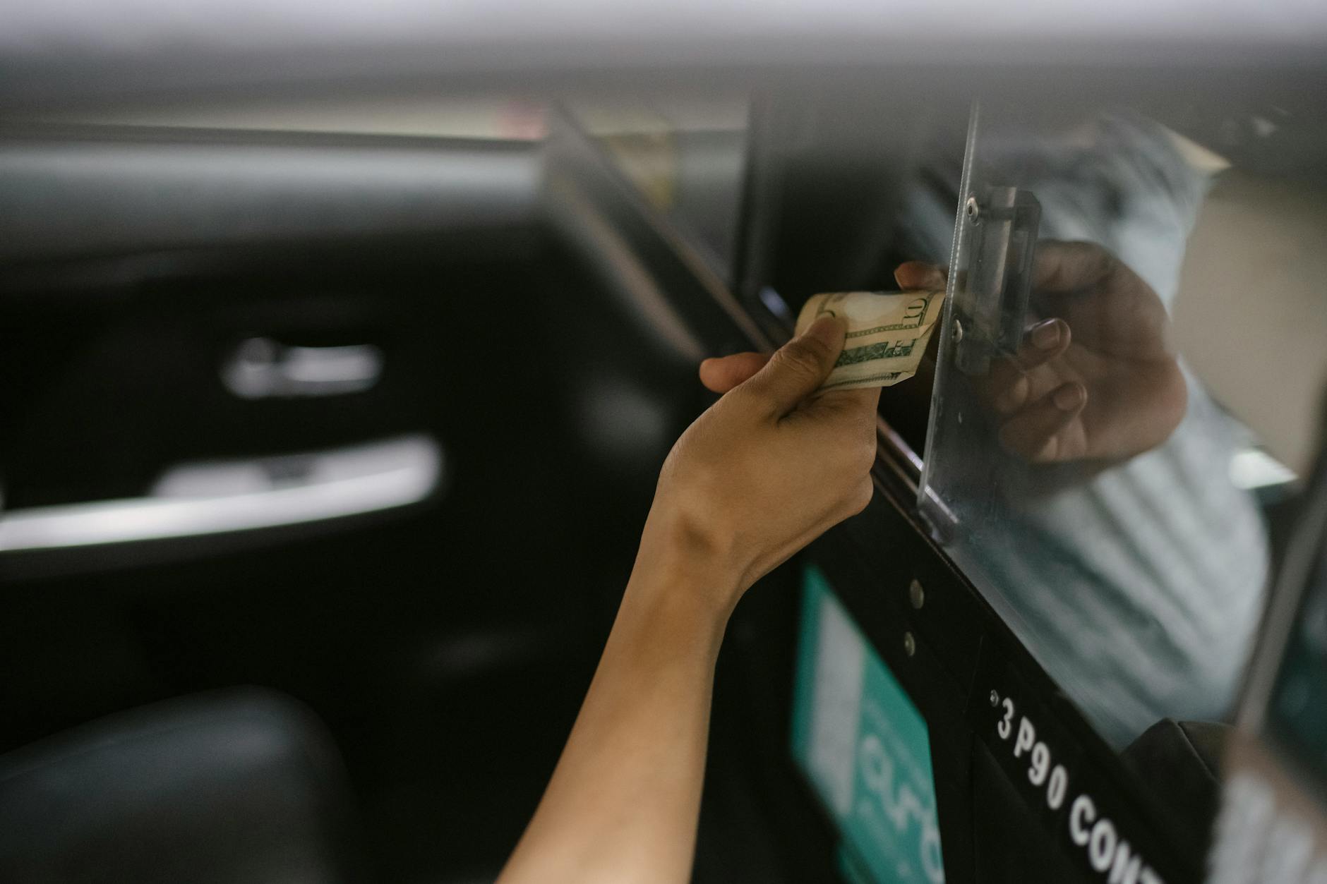 Giá xăng tăng ảnh hưởng giá vé limousine cuối tuần ra sao? Người đi xe nên lưu ý gì