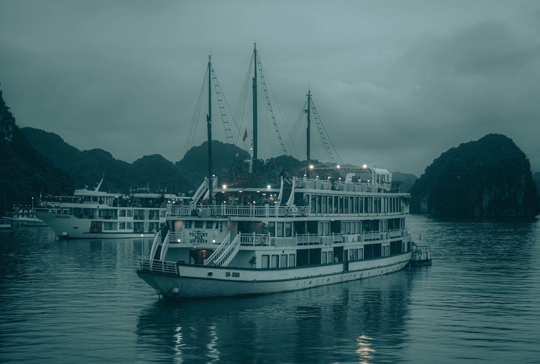 Kinh nghiệm đặt vé limousine đi Hạ Long cuối tuần: Đi sớm để kịp tàu, kịp đẹp, kịp một chuyến nghỉ ngắn đúng nghĩa