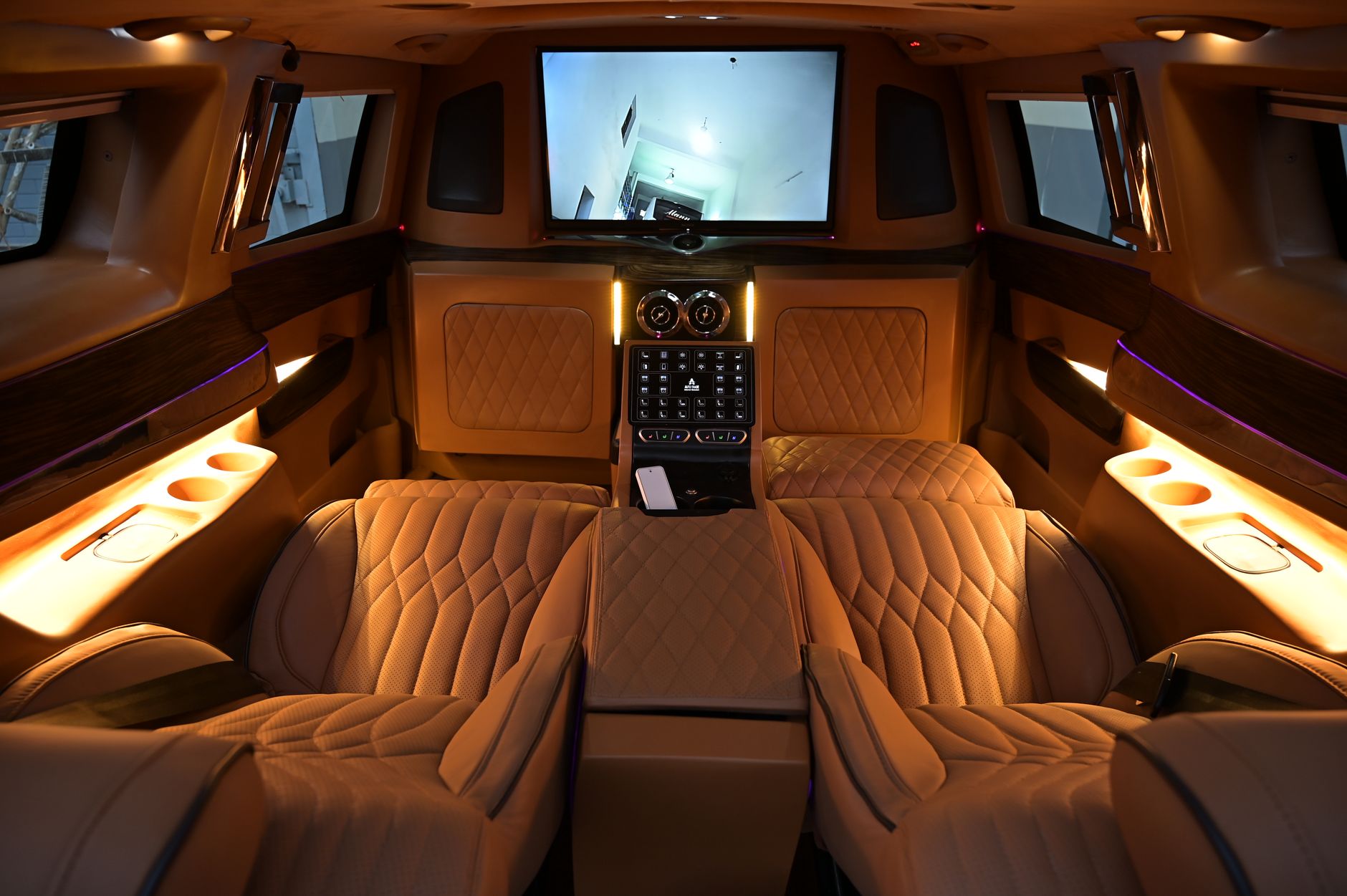 Đặt vé limousine cuối tuần: Kinh nghiệm canh giá tốt, chọn chỗ ngồi và tránh trễ chuyến