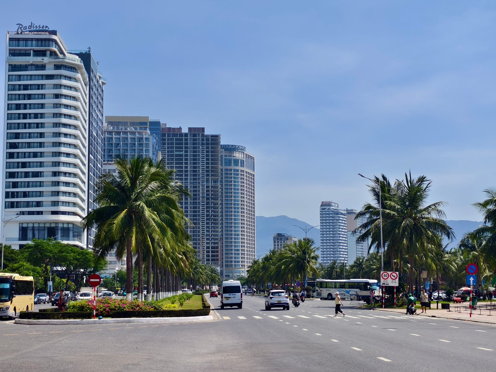 Đi Đà Nẵng cuối tuần bằng limousine: nên chọn chuyến sáng hay tối, đặt vé thế nào để giá ổn?