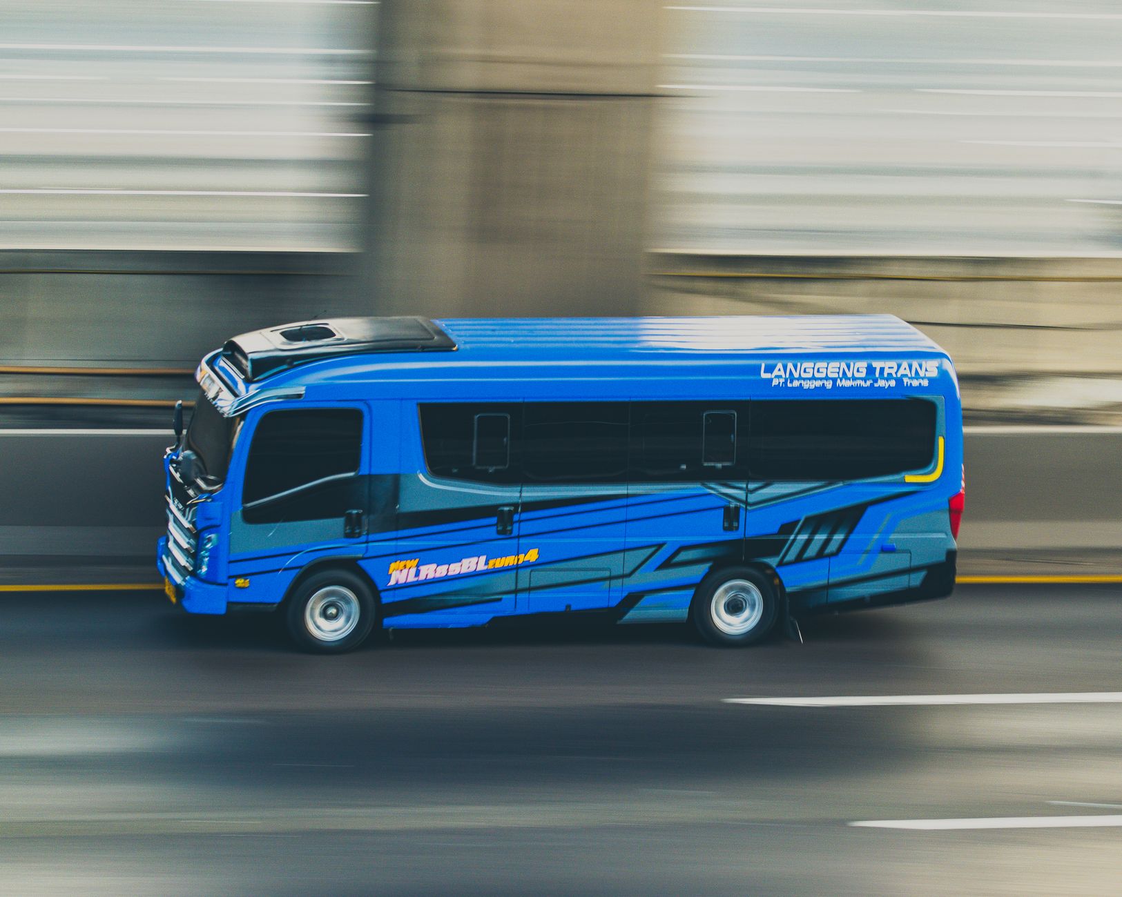 Ảnh thực tế phong cách du lịch/di chuyển: xe limousine chạy trên tuyến Sài Gòn – Phan Thiết, ghế ngả rộng, nội thất sạch sẽ, hành khách chuẩn bị hành lý nhỏ, bối cảnh cao tốc và ánh sáng tự nhiên, màu sắc trung tính, chân thực, không quảng cáo quá đà.