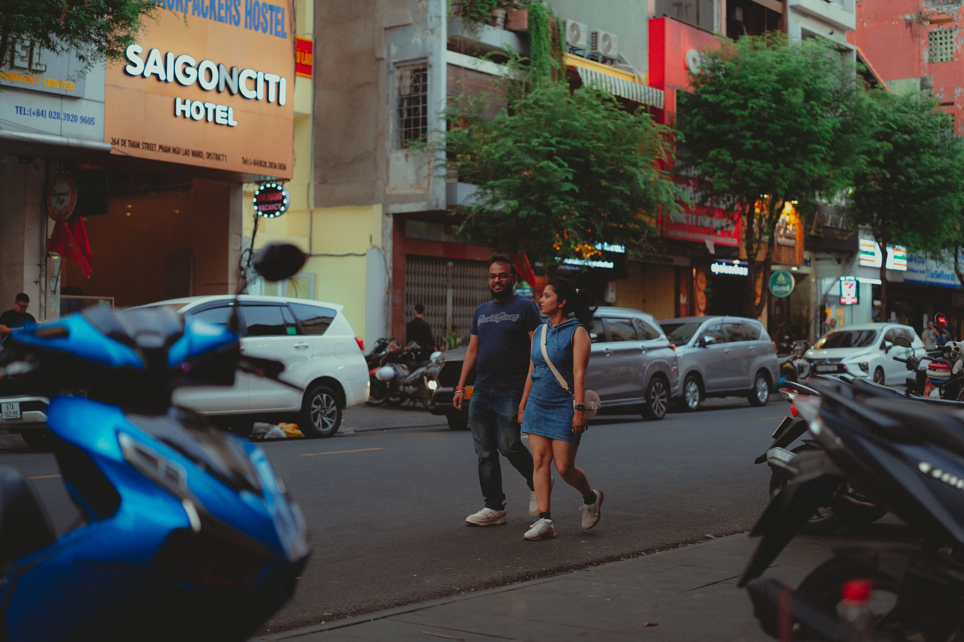 Ảnh thực tế xe limousine tuyến Sài Gòn đi Vũng Tàu đang đón khách tại khu trung tâm thành phố vào buổi sáng, xe 9–11 chỗ hiện đại, nội thất ghế da rộng, bối cảnh đường phố Việt Nam tự nhiên, phong cách du lịch di chuyển, ánh sáng thật, góc chụp cận cảnh cửa xe và ghế ngồi, cảm giác chuyên nghiệp và đời thường.